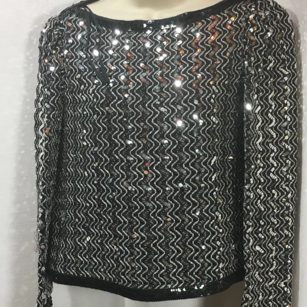 sequin top black silver appliqué long sleeve

(Wrapped in orange tissue paper)
2